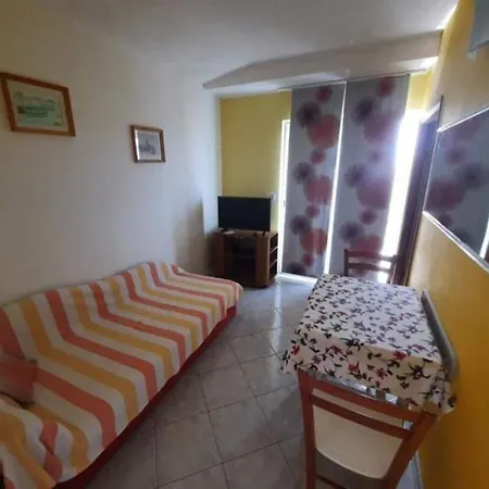 Robi- Swimming Pool And Beautiful Garden Apartment