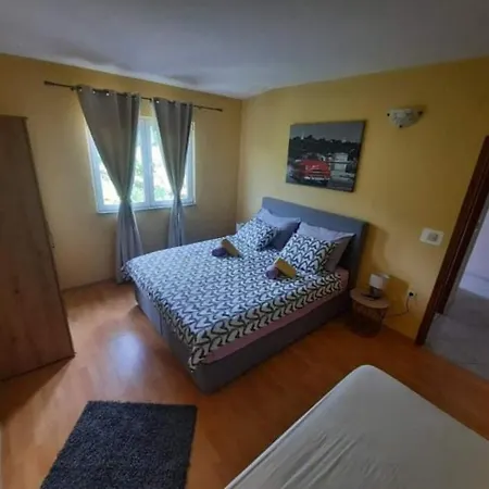 Robi- Swimming Pool And Beautiful Garden Apartment Kampor