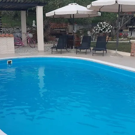 Robi- Swimming Pool And Beautiful Garden Apartment